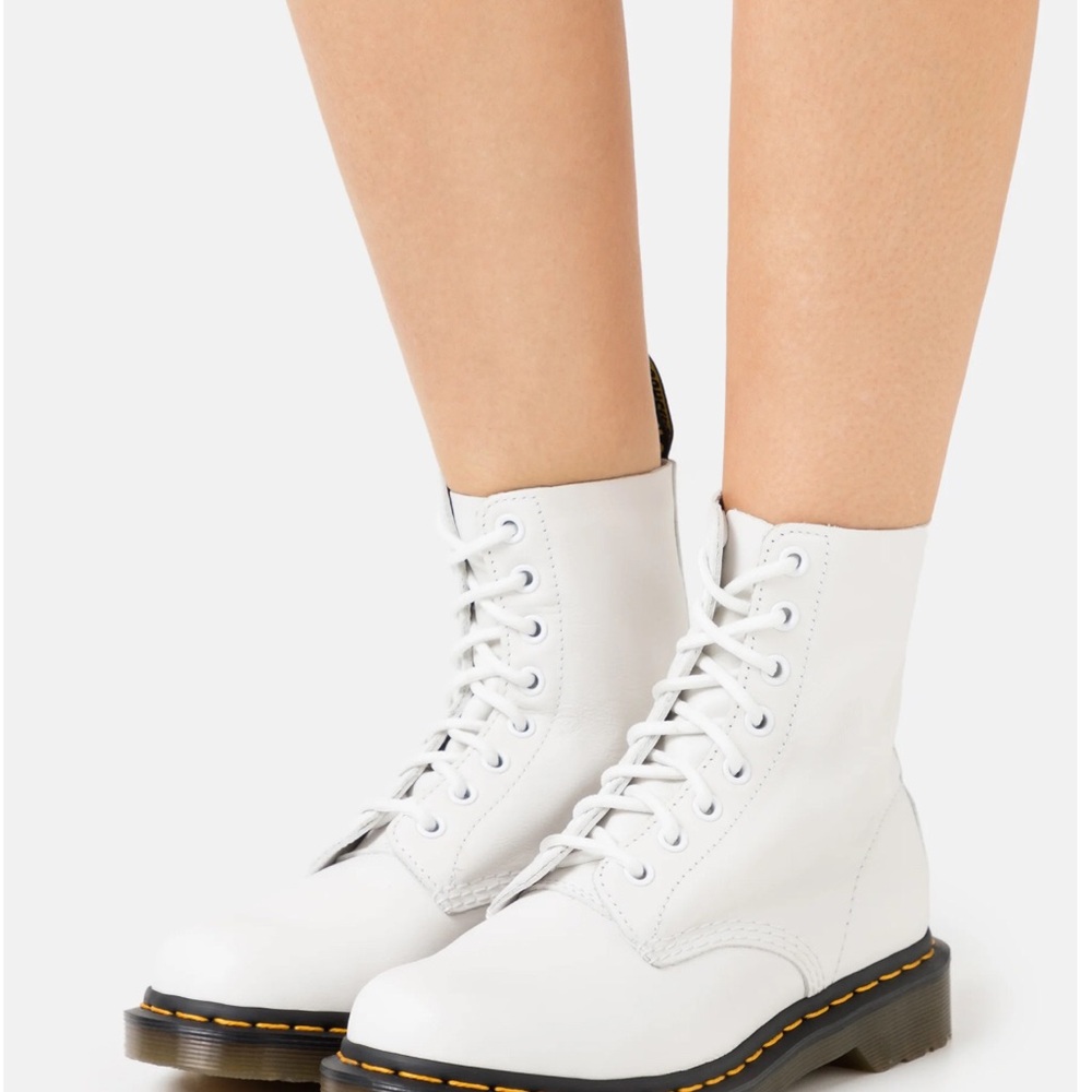 Doc Martens pascual white boots
Lace-up ankle boots new/ no box size 6